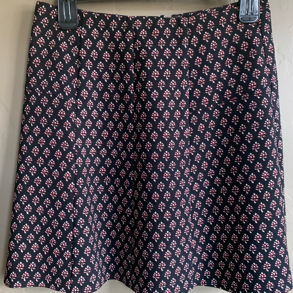 🎄LOFT BLACK WITH RED DETAILING SKIRT FULLY LINED SIZE: 0